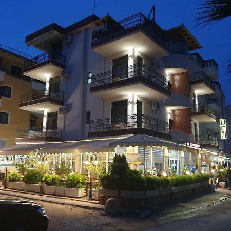 Hotel Dollari Kryemëdhej Exteriör bild