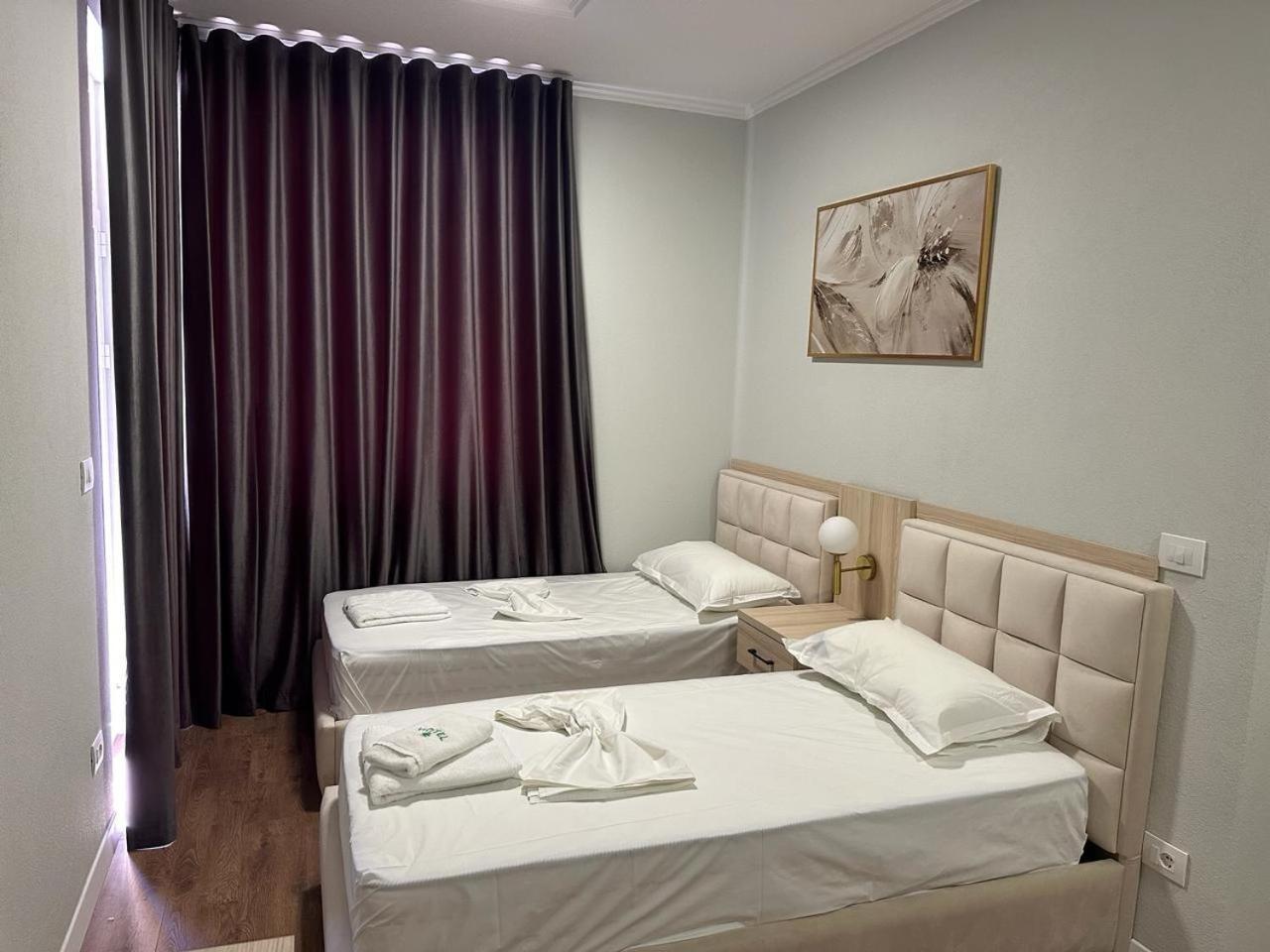 Hotel Dollari Kryemëdhej Exteriör bild